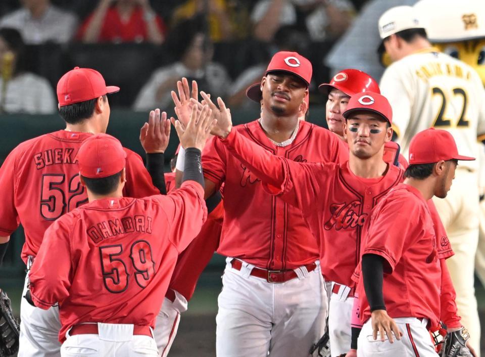 　勝利を喜ぶカープナイン（撮影・飯室逸平）