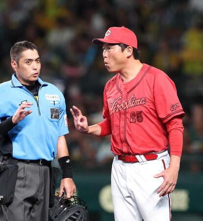 　６回の攻撃を終え、選手交代を告げる新井監督（右）＝撮影・北村雅宏