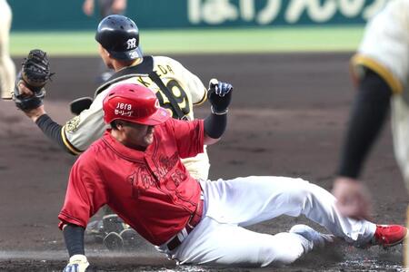 　１回、モンテロの適時打で生還する末包（撮影・北村雅宏）