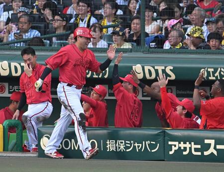 　１回、笑顔でナインとタッチを交わす末包（撮影・飯室逸平）