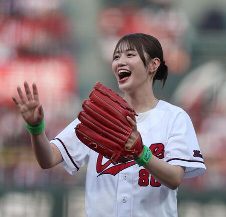 【写真】父は元広島投手の女性タレントが始球式に登場　広島の被爆８０年を受け背番号「８０」を着用