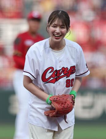 　始球式を終え、笑顔を見せる塚本恋乃葉（撮影・市尻達拡）