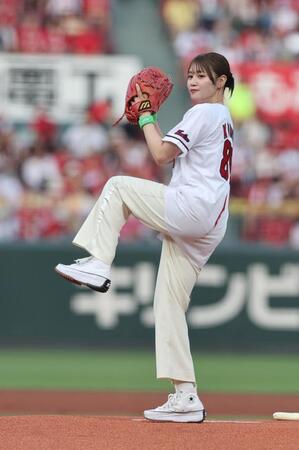 　始球式に登場した塚本恋乃葉（撮影・市尻達拡）