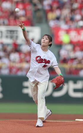 　始球式を終え、笑顔を見せる塚本恋乃葉（撮影・市尻達拡）