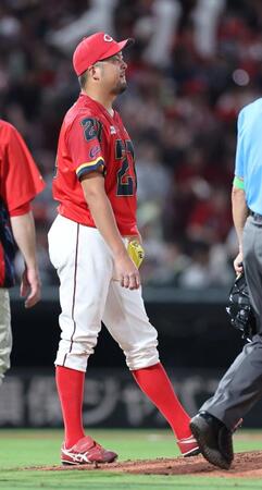 　７回、山本の打球が左足首付近を直撃し、顔をしかめる中崎（撮影・市尻達拡）