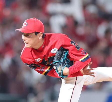 　７回、中崎の負傷降板を受け、無失点でピンチを救った栗林（撮影・市尻達拡）