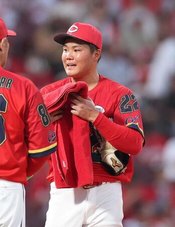 　４回、ピンチを招き、汗をぬぐう高（撮影・市尻達拡）