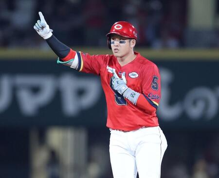 　６回、左越え２点タイムリー二塁打を放ち、指を立てる小園（撮影・市尻達拡）