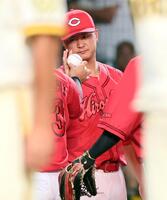 　菊池からウイニングボールを受け取る森（撮影・立川洋一郎）