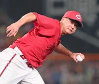 　５回、中野の打球でグラブをはじかれながらも一塁へ送球する森（撮影・立川洋一郎）