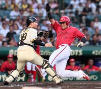 　１回、モンテロの適時打で生還する末包（撮影・立川洋一郎）