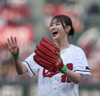 　始球式を終え、笑顔を見せる塚本恋乃葉（撮影・市尻達拡）