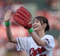 　始球式を終え、笑顔を見せる塚本恋乃葉（撮影・市尻達拡）