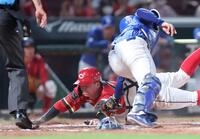 　７回、秋山の二ゴロで本塁へ滑り込む大盛（撮影・市尻達拡）