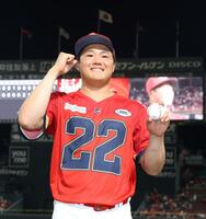 　プロ初勝利の記念球を手に、ポーズを決める高（撮影・市尻達拡）