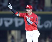 　６回、左越え２点タイムリー二塁打を放ち、指を立てる小園（撮影・市尻達拡）