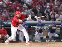 　４回、好機で三ゴロに倒れる末包（撮影・市尻達拡）