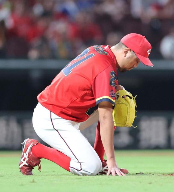 広島・中崎にアクシデント わずか1球で緊急降板 山本の打球を脚部に