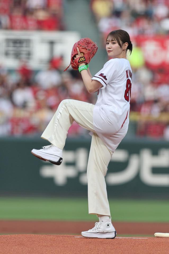 　始球式に登場した塚本恋乃葉（撮影・市尻達拡）