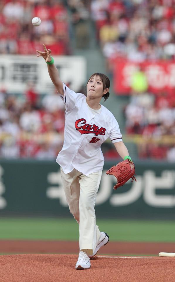 　始球式を終え、笑顔を見せる塚本恋乃葉（撮影・市尻達拡）