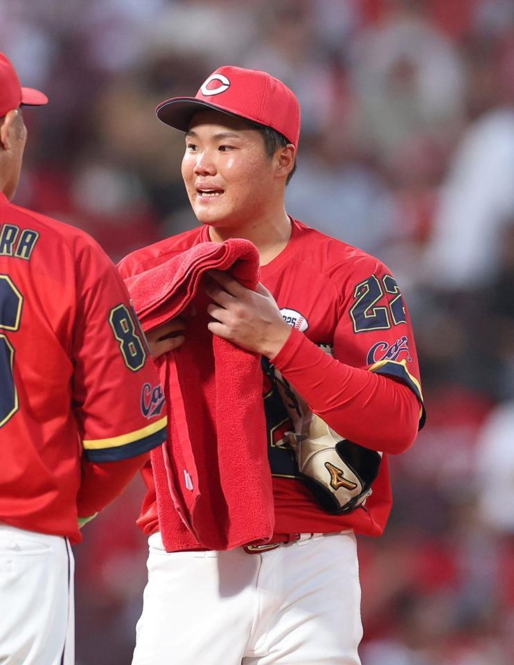 　４回、ピンチを招き、汗をぬぐう高（撮影・市尻達拡）