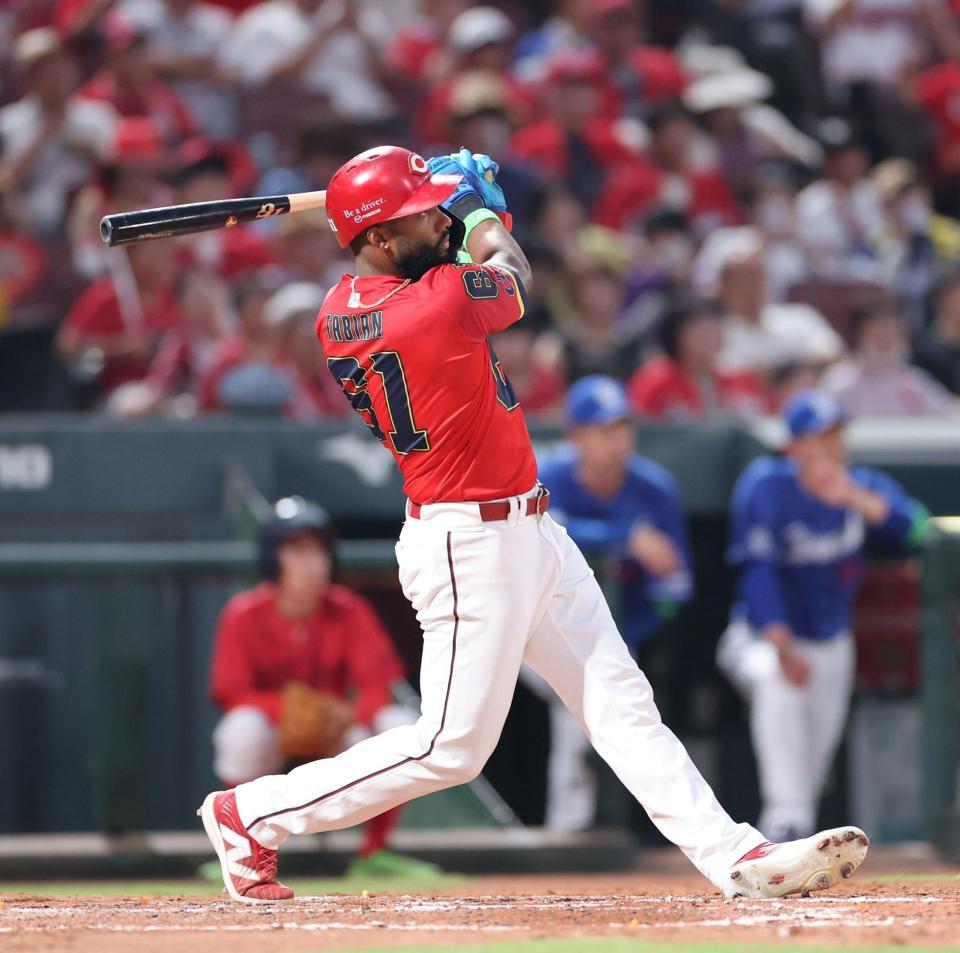 　４回、中越え二塁打を放つファビアン（撮影・市尻達拡）