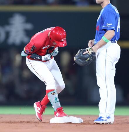 　６回、左越え２点タイムリー二塁打を放ち、ほえる小園（撮影・市尻達拡）