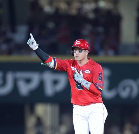 　６回、左越え２点二塁打を放ち、指を立てる小園　