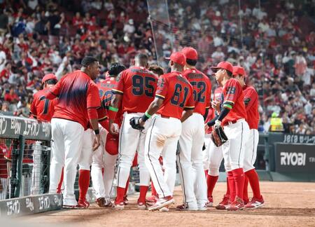 　６回の攻撃を前に円陣を組む広島ナイン（撮影・市尻達拡）