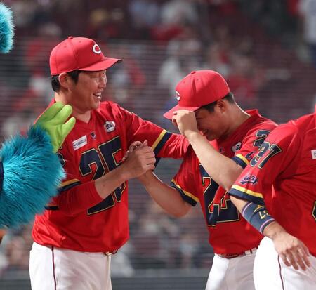 　プロ初勝利を手にした高をねぎらう新井監督（撮影・市尻達拡）