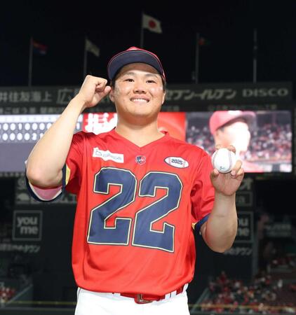 　プロ初勝利の記念球を手に、ポーズを決める高（撮影・市尻達拡）　