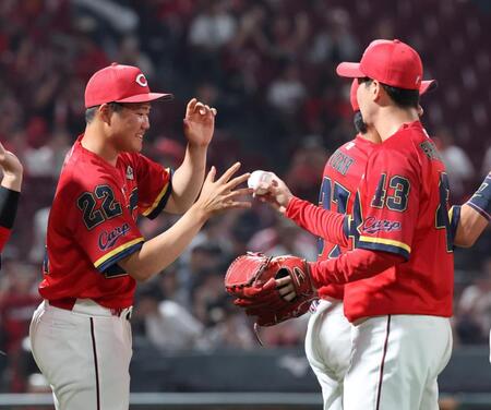 　プロ初勝利の記念球を島内から受け取る高（撮影・市尻達拡）