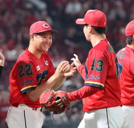 　プロ初勝利の記念球を島内から受け取る高（撮影・市尻達拡）