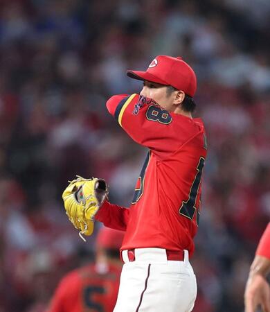 　４回、汗をぬぐう森下（撮影・市尻達拡）