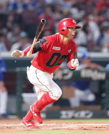 　４回、右前打を放つ羽月（撮影・市尻達拡）