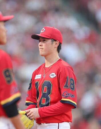 　３回、１失点しベンチに戻る森下（撮影・市尻達拡）