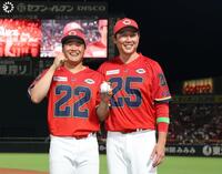 　プロ初勝利を手にし、最高の笑顔を浮かべる高（撮影・市尻達拡）
