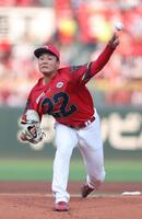 　特別ユニホームを着て先発し、力投する高（撮影・市尻達拡）