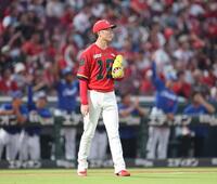 　４回、田中に右前への２点タイムリーを許し、打球の行方を見つめる森下（撮影・市尻達拡）