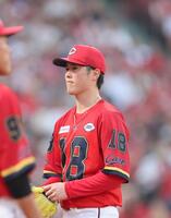 　３回、１失点しベンチに戻る森下（撮影・市尻達拡）