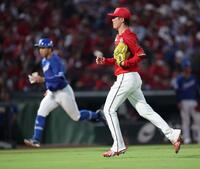 　４回、打席に上林を迎え、暴投により岡林の生還を許す森下（撮影・市尻達拡）