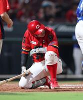 　７回、ファウルが脚への自打球となり、うずくまる小園（撮影・市尻達拡）