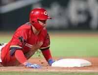 　６回、一ゴロで一塁へヘッドスライディングする林（撮影・市尻達拡）