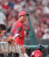 　６回の攻撃を終え、選手交代を告げる新井監督（撮影・市尻達拡）