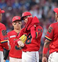 　４回、ピンチを招き、汗をぬぐう森下（撮影・市尻達拡）