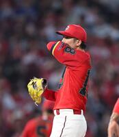 　４回、汗をぬぐう森下（撮影・市尻達拡）