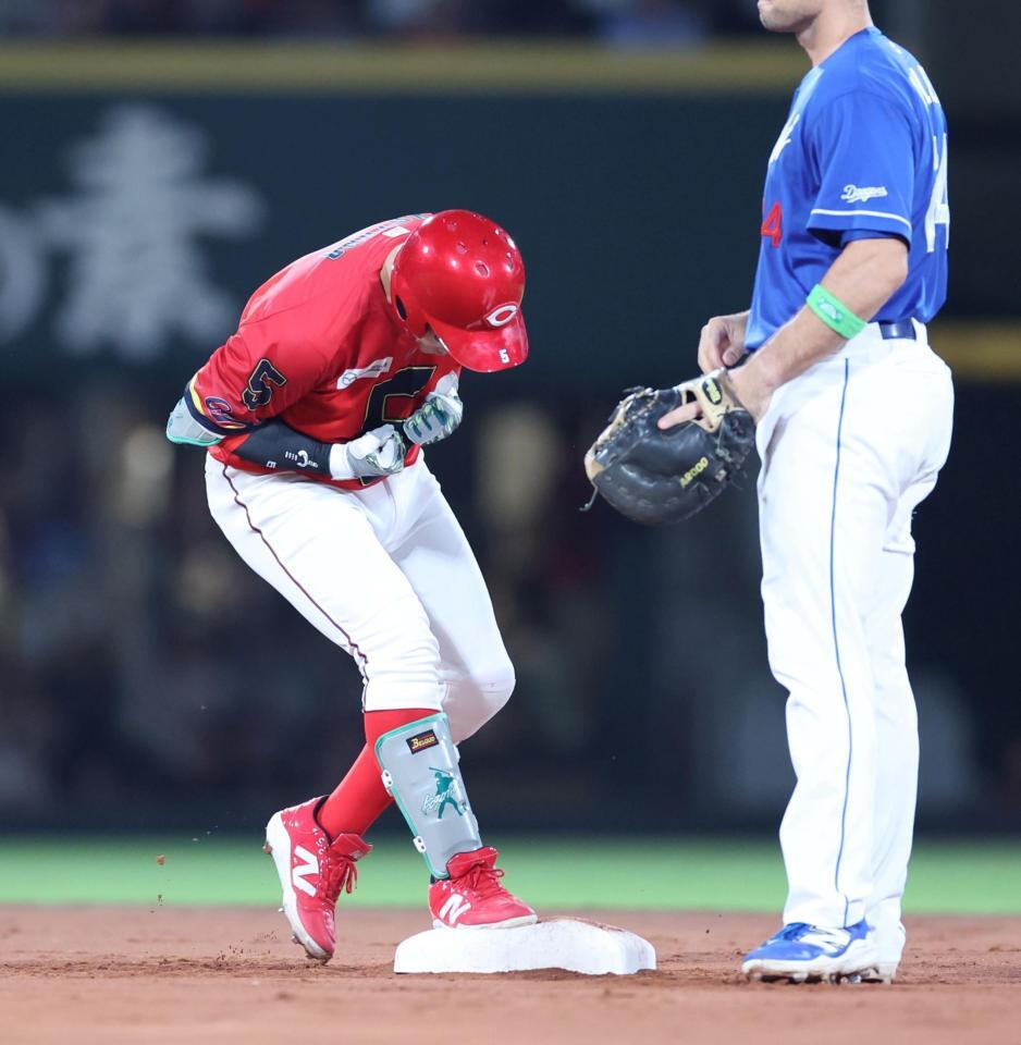 　６回、左越え２点タイムリー二塁打を放ち、ほえる小園（撮影・市尻達拡）