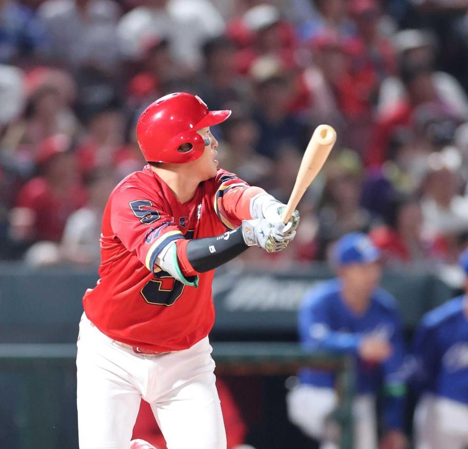 　２点二塁打を放つ小園（撮影・市尻達拡）