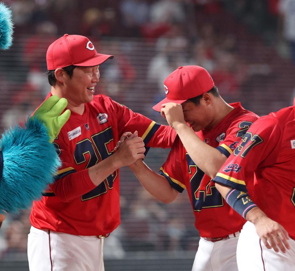 　プロ初勝利を手にした高をねぎらう新井監督（撮影・市尻達拡）