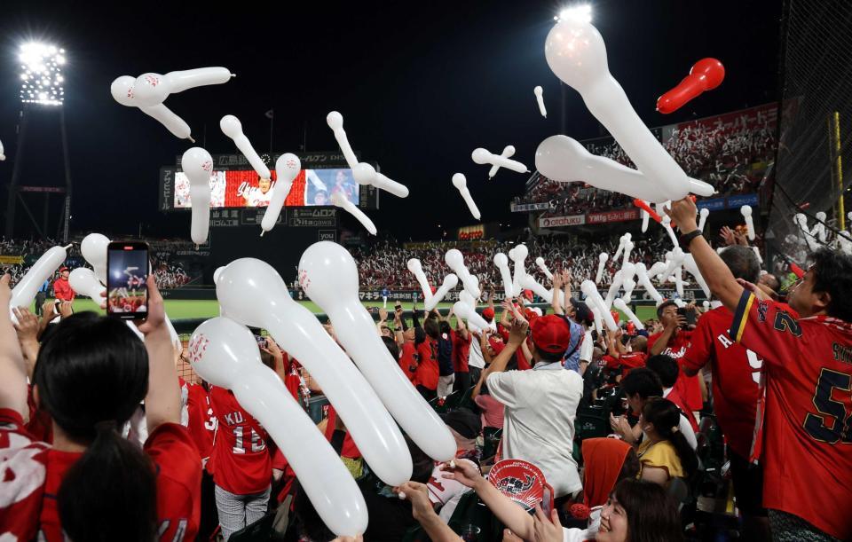 　７回の攻撃を前に、平和を願い、白いジェット風船を飛ばす広島ファン（撮影・市尻達拡）